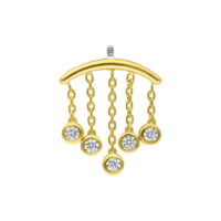 Ajuste de piercing de helix dorado con cinco cristales claros sobre fondo blanco