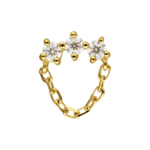 Accesorio dorado con tres piedras Moissanite y colgante de cadena sobre fondo blanco