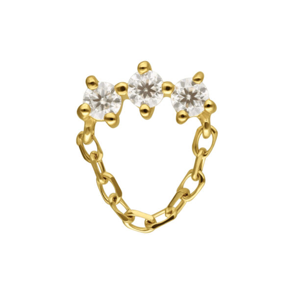 Accesorio dorado con tres piedras Moissanite y colgante de cadena sobre fondo blanco