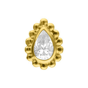 Accesorio de oro con cristal en forma de gota sobre fondo blanco