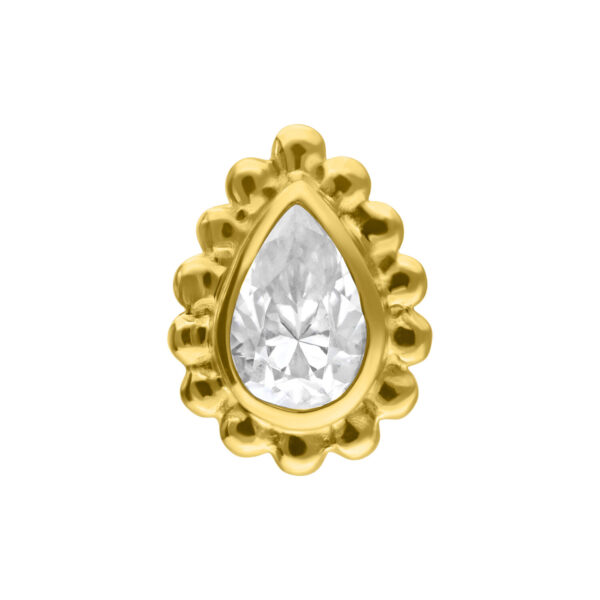 Accesorio de oro con cristal en forma de gota sobre fondo blanco