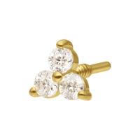 Colgante dorado con tres cristales claros de Moissanita sobre fondo blanco