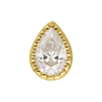Cristal de Moissanite en forma de gota montado en 14K Gold sobre fondo blanco