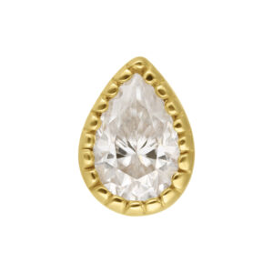 Cristal de Moissanite en forma de gota montado en 14K Gold sobre fondo blanco