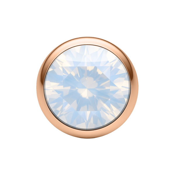 Bola de cristal blanca en montura de oro rosa sobre fondo blanco