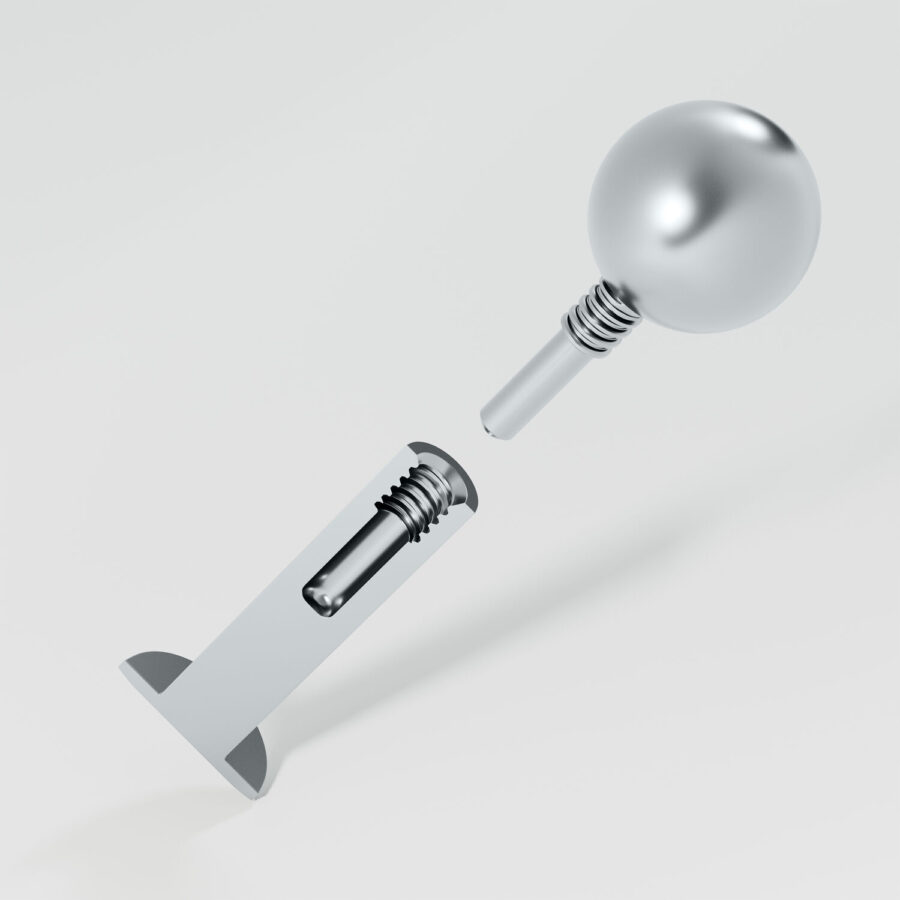 Labret de titan plateado con rosca interna sobre fondo gris
