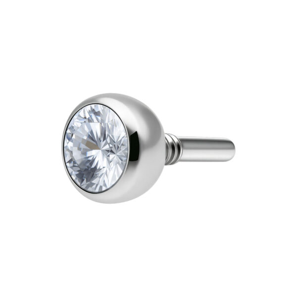 Accesorio labret plateado con bola de cristal clara sobre fondo blanco