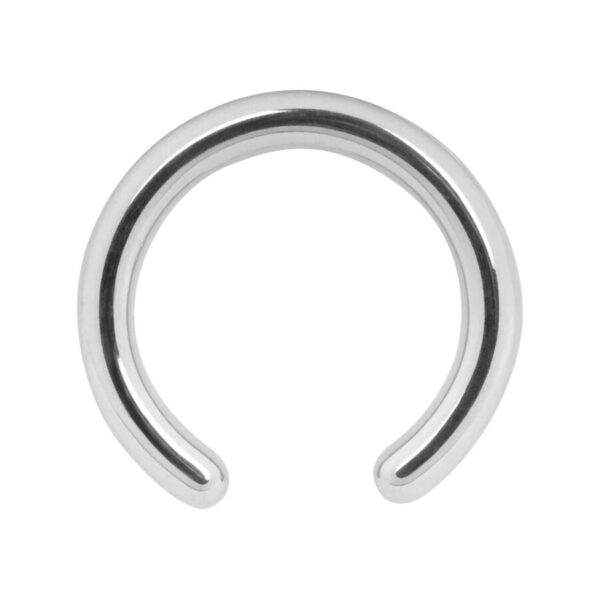 Anillo Clip-in plateado sin bola de acero quirúrgico sobre fondo blanco