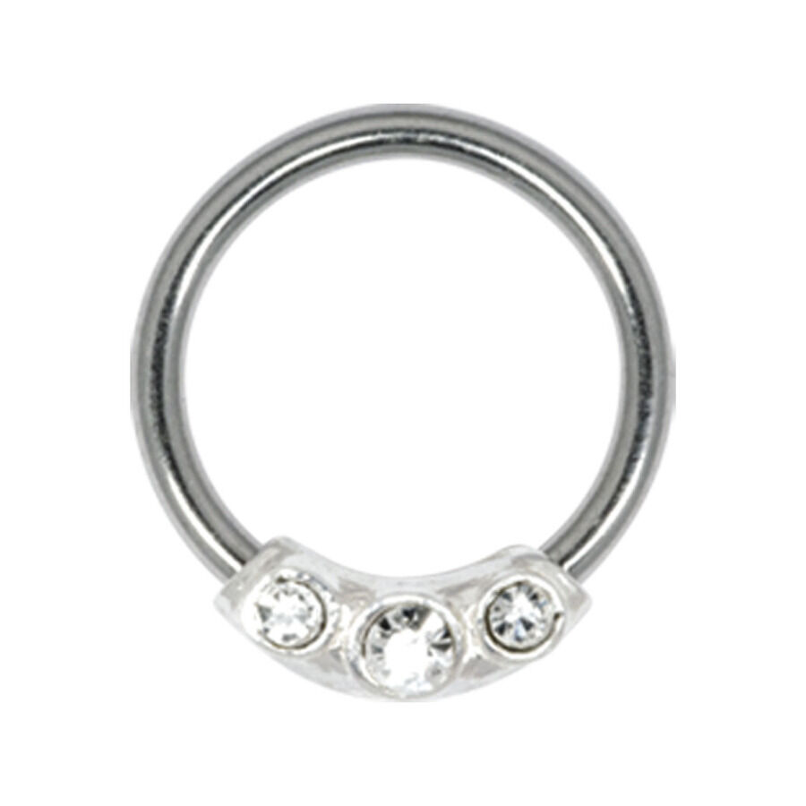 Anillo de acero quirúrgico plateado con tres cristales claros sobre fondo blanco