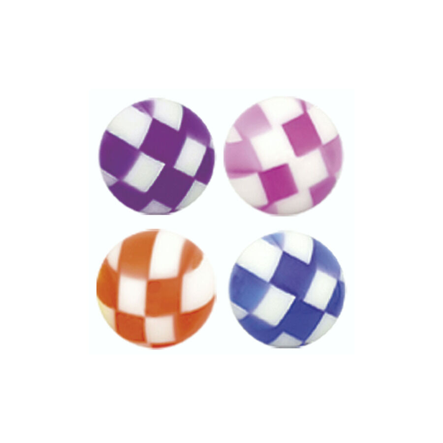 Cuatro bolas de ajedrez en rosa, lila, naranja y azul oscuro sobre fondo blanco