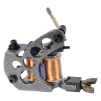 Máquina de tatuaje gris Bertha de Wildcat Máquina de tatuaje gris Bertha con bobinas de cobre sobre fondo blanco