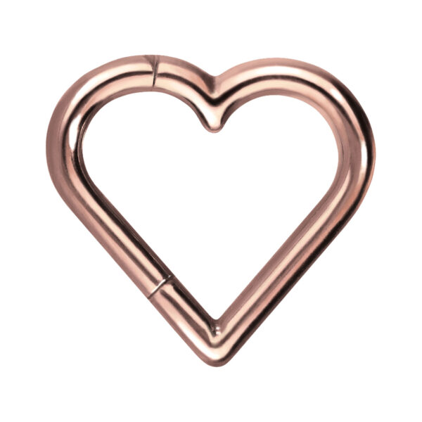 Clicker de piercing en forma de corazón de titanio en oro rosa sobre fondo blanco