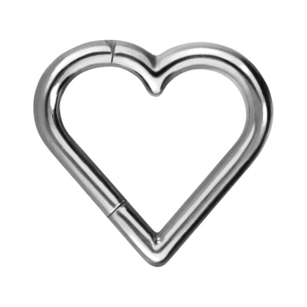 Clicker plateado en forma de corazón de titanio sobre fondo blanco
