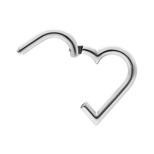 Clicker de Corazón Plateado de Titanio Grado 23 sobre fondo blanco