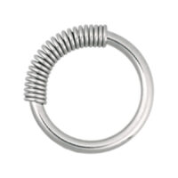 Anillo Cobra Coil plateado de acero quirúrgico con superficie ondulada sobre fondo blanco