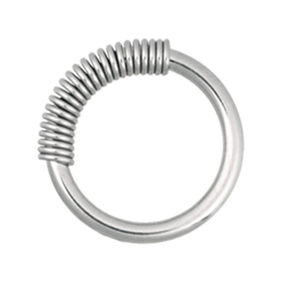 Anillo Cobra Coil plateado de acero quirúrgico con superficie ondulada sobre fondo blanco