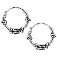 Dos aros plateados con nudos decorativos sobre fondo blanco