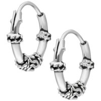 Aros de plata con nudos decorativos sobre fondo blanco