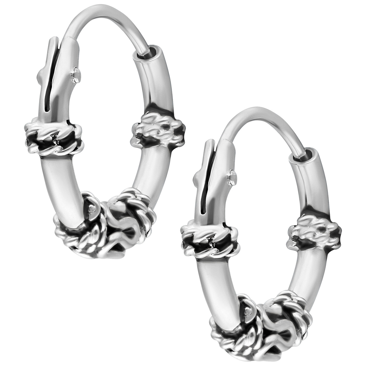 Aros de plata con nudos decorativos sobre fondo blanco