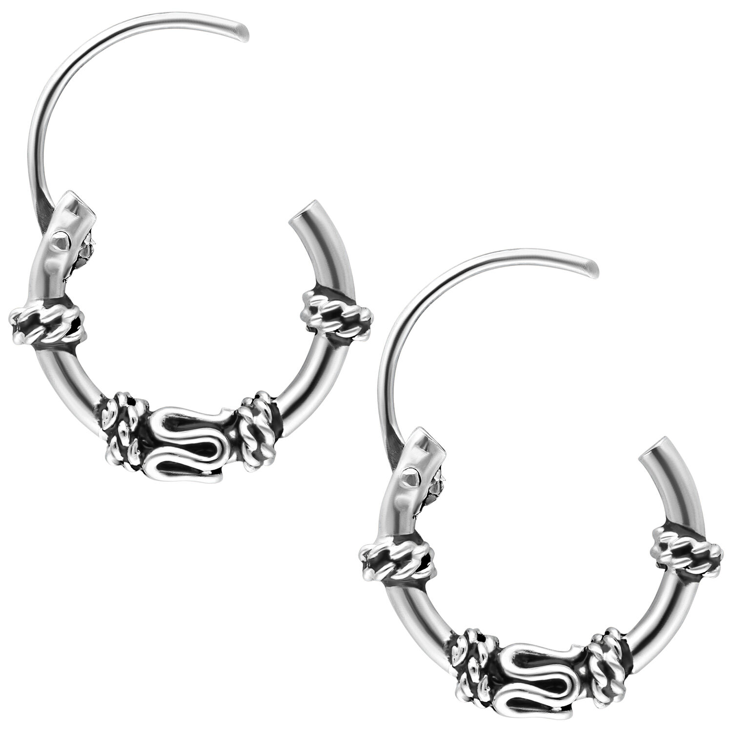 Par de aros de plata con patrones decorativos sobre fondo blanco