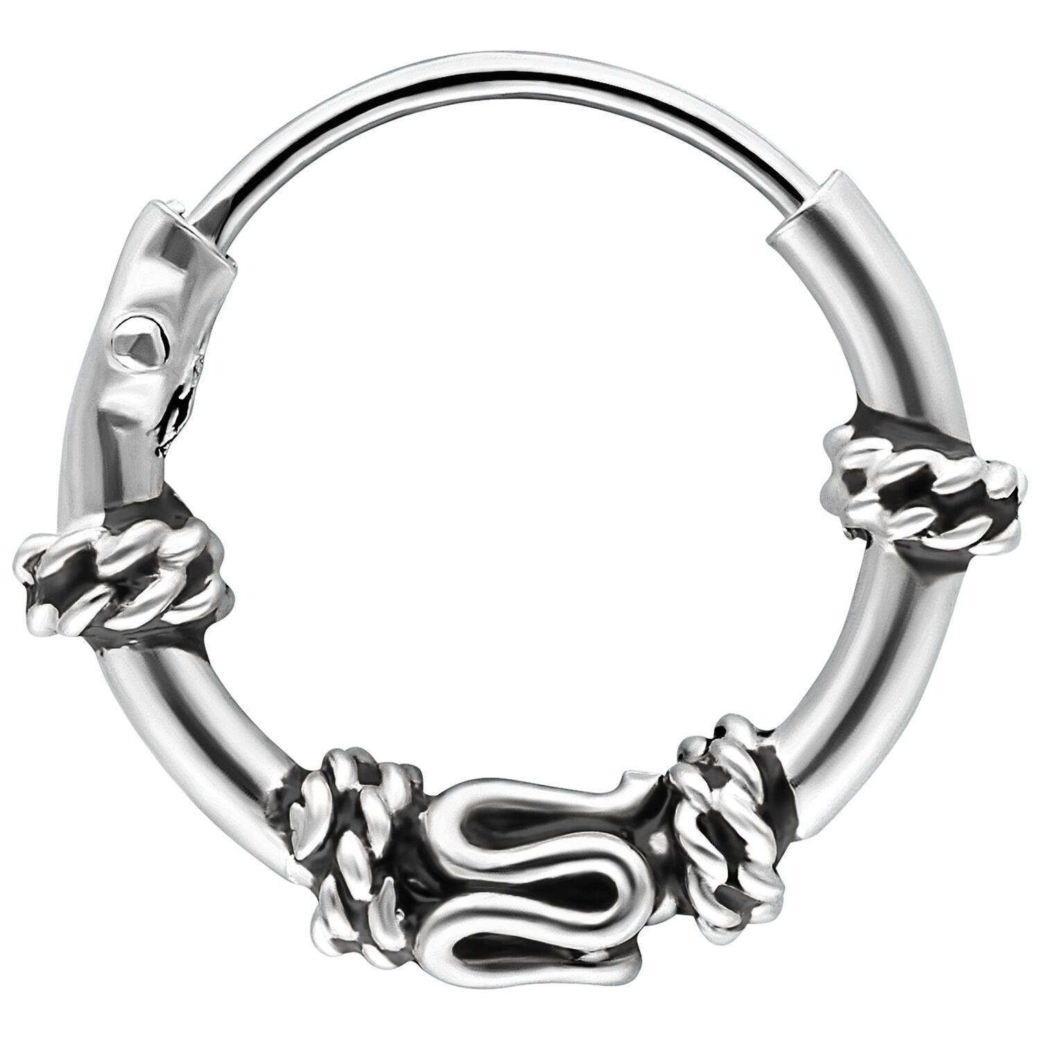 Aro de plata con tres nudos y superficie lisa sobre fondo blanco