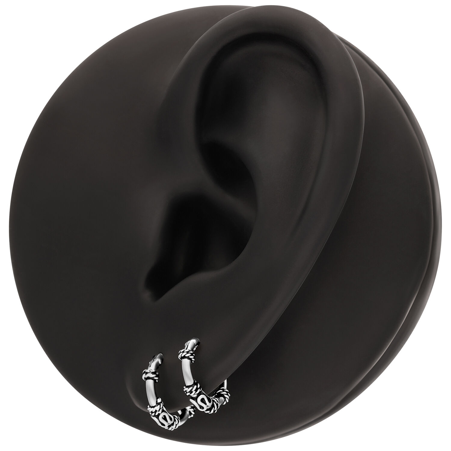 Aros plateados en un modelo de oreja negra, dispuestos en círculo