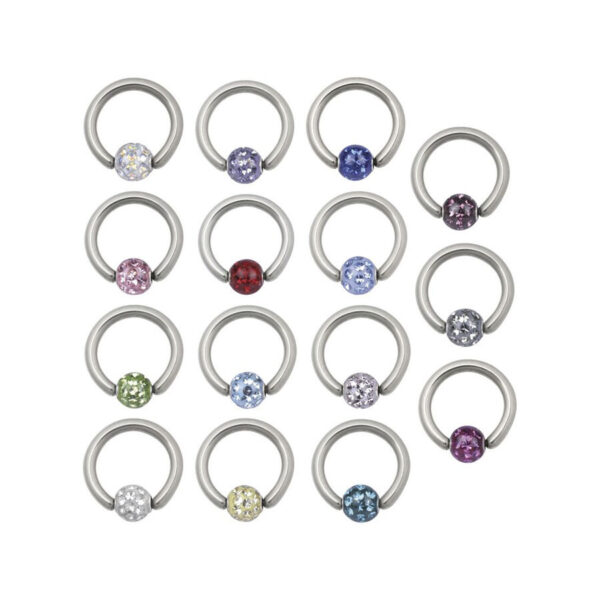 Anillos de clip en varios colores de titanio con bolas de cristal sobre fondo blanco