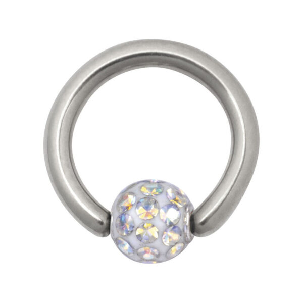 Anillo de titanio plateado con bola de cristales Aurora Boreale sobre fondo blanco