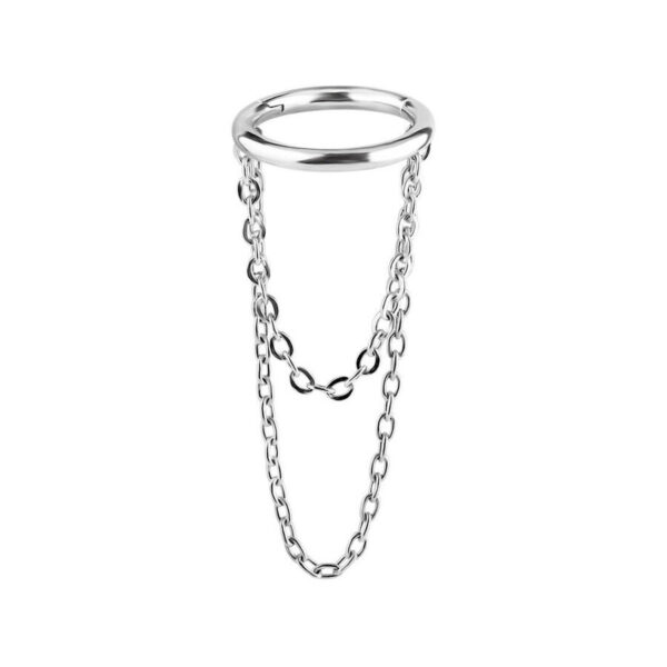 Anillo articulado plateado con cadenas dobles sobre fondo blanco