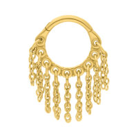 Clicker piercing dorado con cadenas colgantes sobre fondo blanco