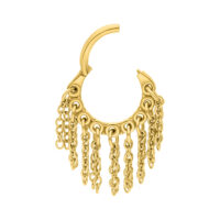 Piercing dorado con colgantes de cadenas sobre fondo blanco