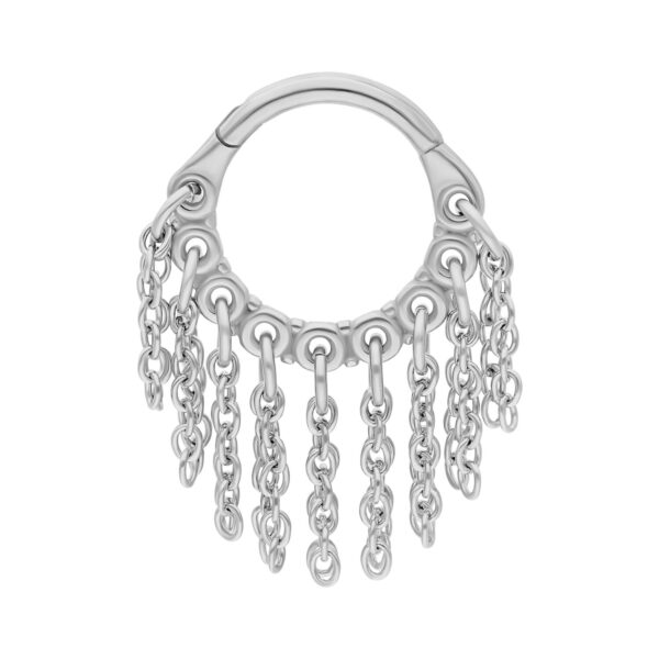 Clicker piercing plateado con colgantes de cadenas sobre fondo blanco