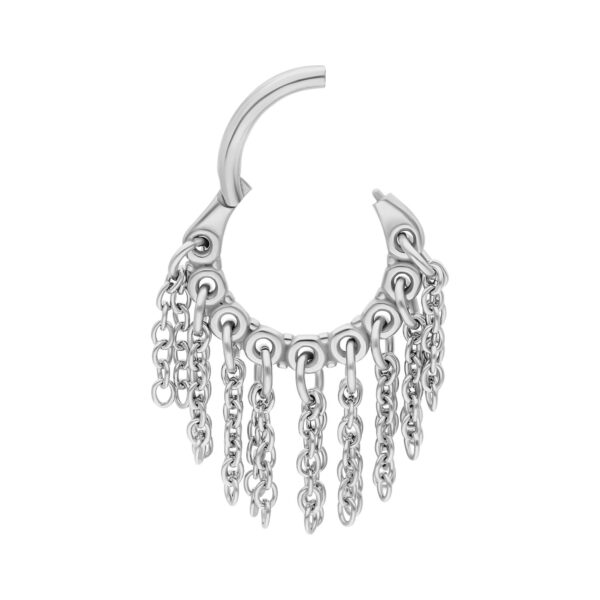 Anillo de bisagra para piercing plateado con cadenas colgantes sobre fondo blanco