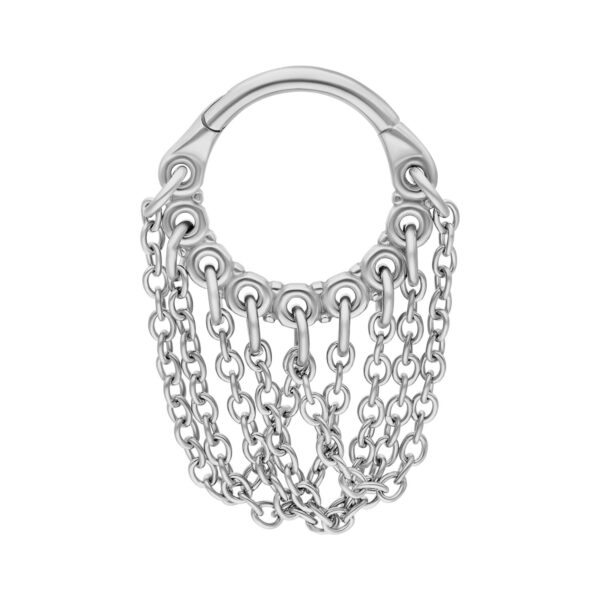 Anillo de piercing plateado con varias cadenas sobre fondo blanco