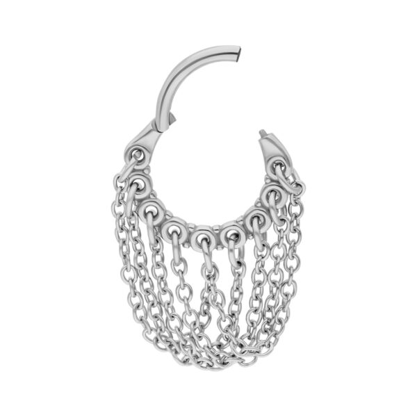 Anillo de piercing plateado con cadenas torcidas sobre fondo blanco