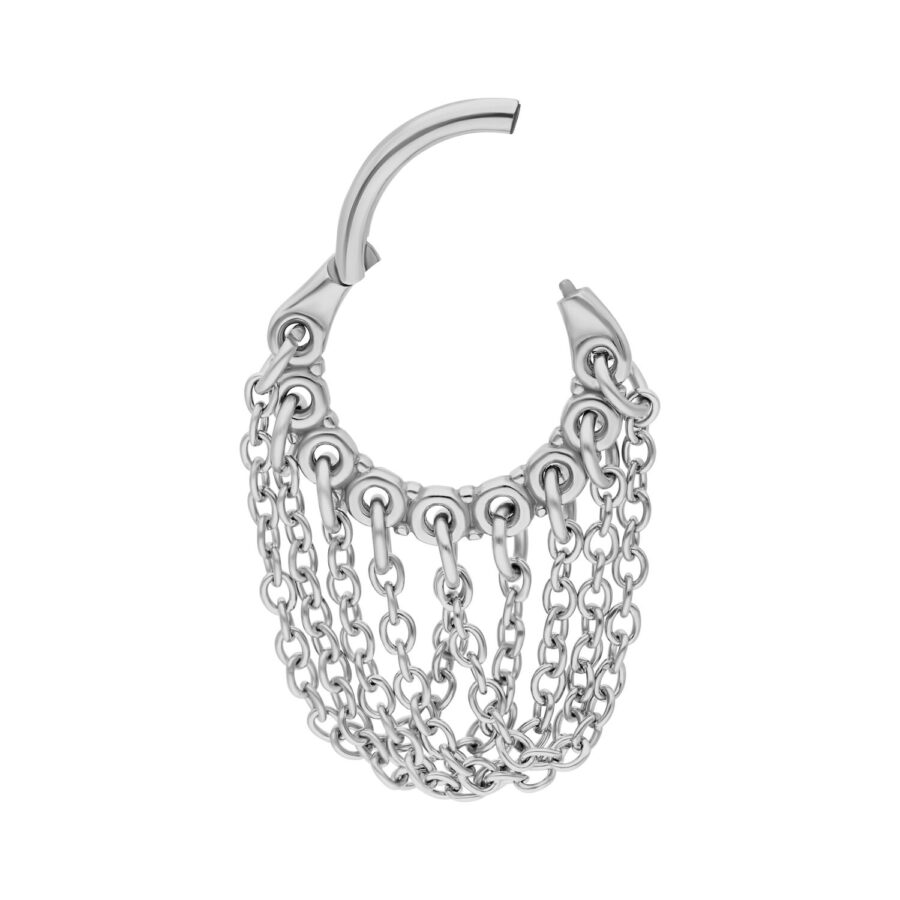 Anillo de piercing plateado con cadenas torcidas sobre fondo blanco