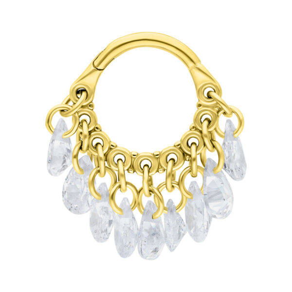 Anillo de piercing dorado con colgantes de cristal claro sobre fondo blanco