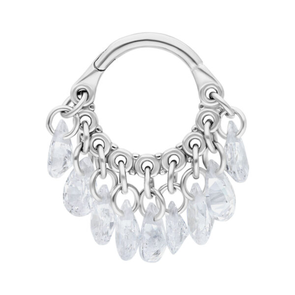 Hinged Ring plateado con cristales claros colgantes sobre fondo blanco