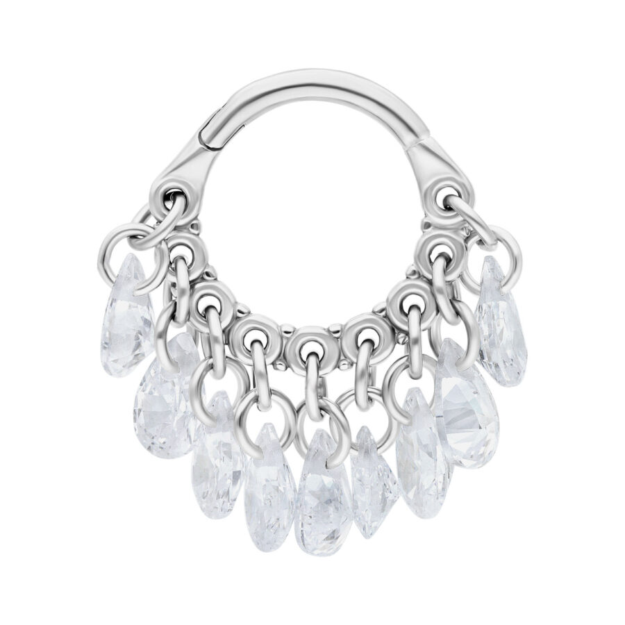 Hinged Ring plateado con cristales claros colgantes sobre fondo blanco