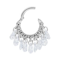 Anillo de piercing plateado con colgantes de cristal brillantes sobre fondo blanco