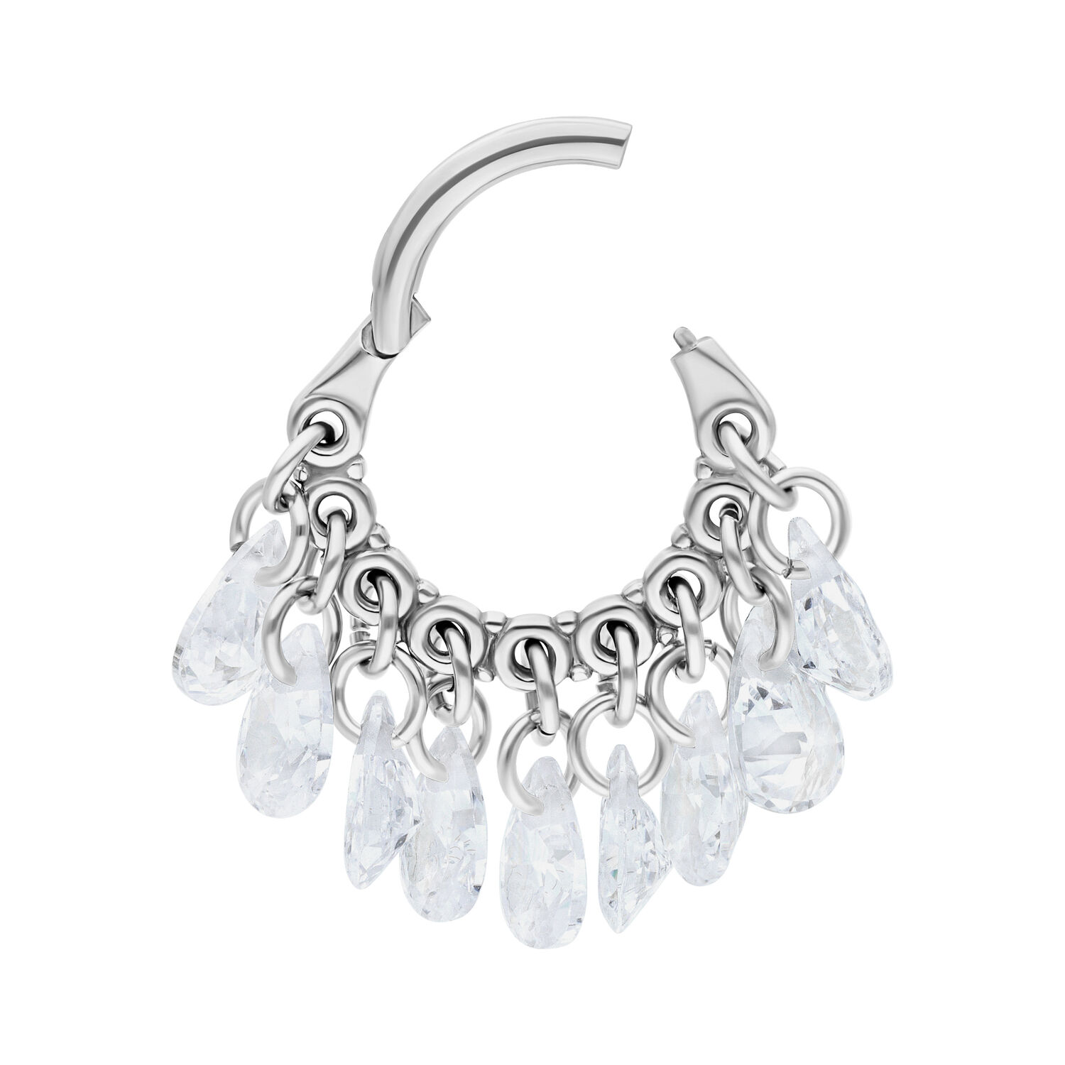 Anillo de piercing plateado con colgantes de cristal brillantes sobre fondo blanco