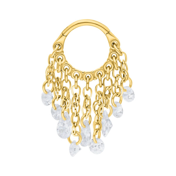 Anillo de piercing dorado con cadenas de cristal claras colgantes sobre fondo blanco