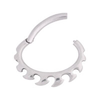 Clicker de septum plateado de acero quirúrgico sobre fondo blanco