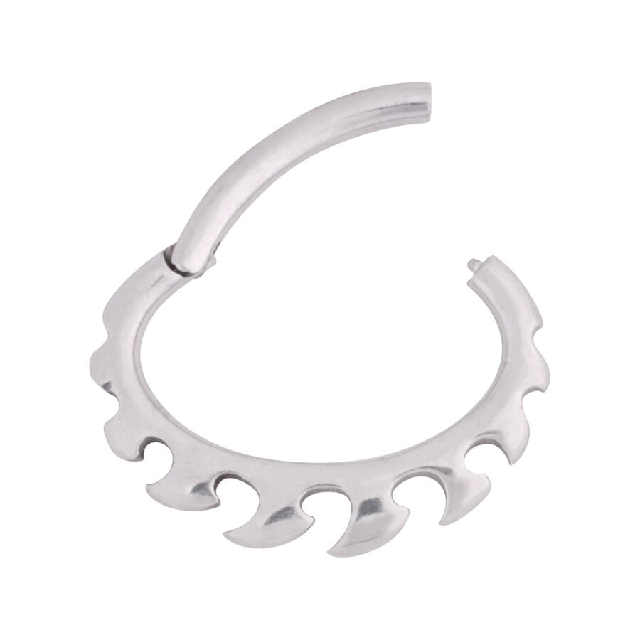 Clicker de septum plateado de acero quirúrgico sobre fondo blanco