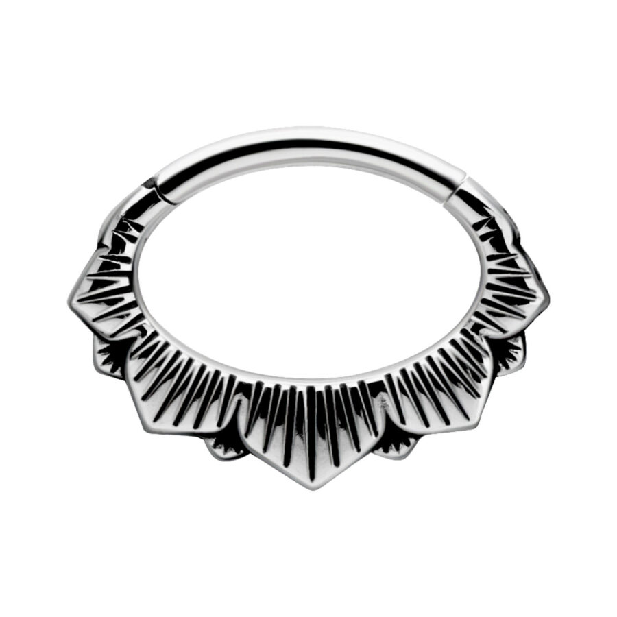 Clicker de septum plateado con diseño floral sobre fondo blanco