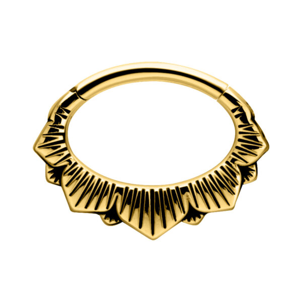 Anillo Clicker Dorado con diseño floral sobre fondo blanco