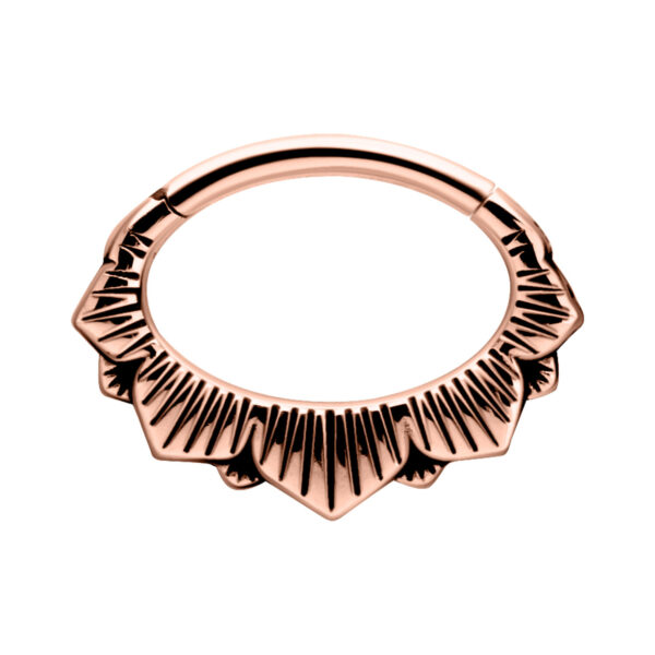 Clicker Floral Articulado en Oro Rosa sobre fondo blanco