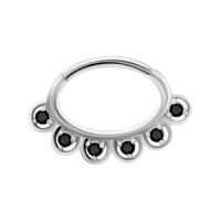 Clicker de septum plateado con cristales negros sobre fondo blanco