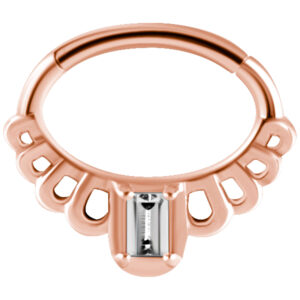Roségoldener Hinged Princess Clicker mit Kristallverzierung auf weißem Hintergrund