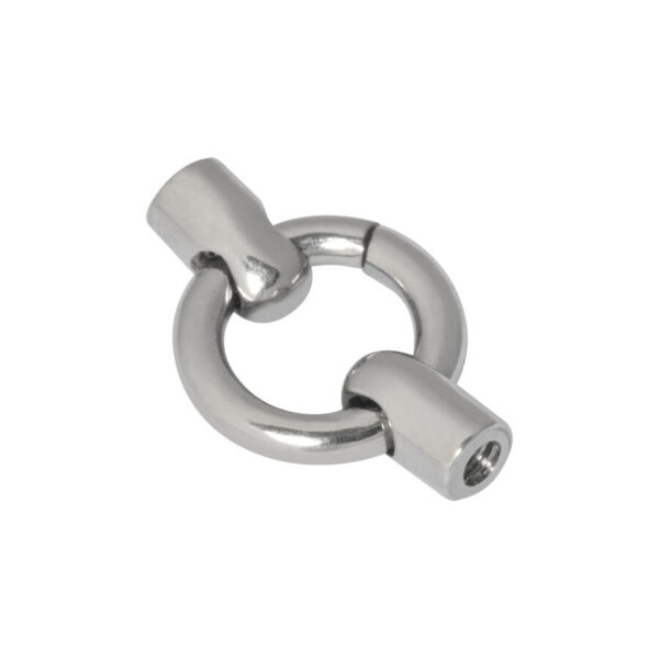 Ajuste de piercing plateado en forma de anillo con rosca interna sobre fondo blanco
